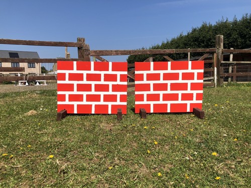 Red wall show jump - show,