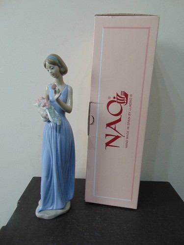 Nao lladro 1350 my - by, little