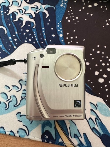 Fujifilm 4700 zoom - zoom, 2.2mp