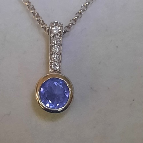 18ct white gold natural - 18ct,