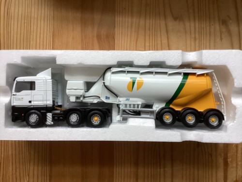Corgi hauliers renown tarmac - renown,