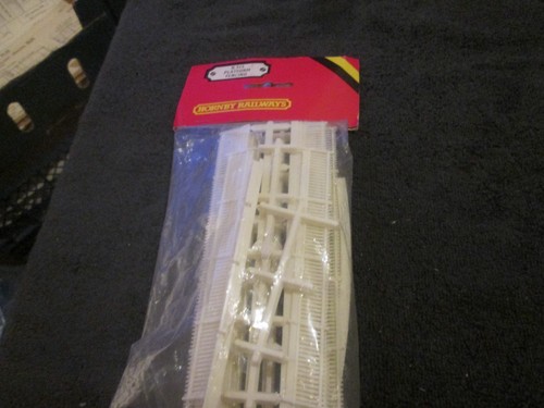 Hornby 513 platform - r.513, fencing