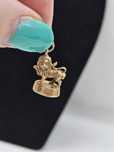 9ct gold lion charm - gold,