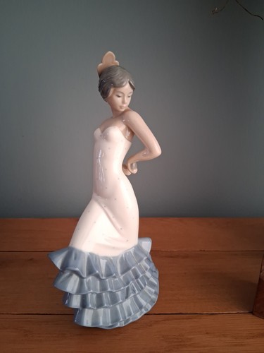 Nao lladro figurine1984 - by,