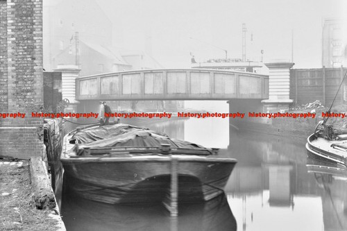F002058 man mooring barge - man, a