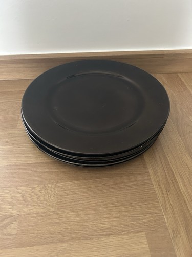 Large plastic plates used - plates,