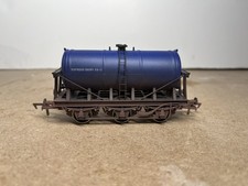 Dapol 4F-031-010 OO 6 Wheel Milk Tanker 'Express Dairy' - Weathered 
