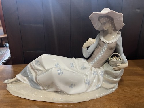 Large nao lady figure - nao, by