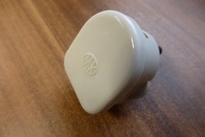 VINTAGE M.K. BAKELITE 3 ROUND PIN PLUG - 2AMP