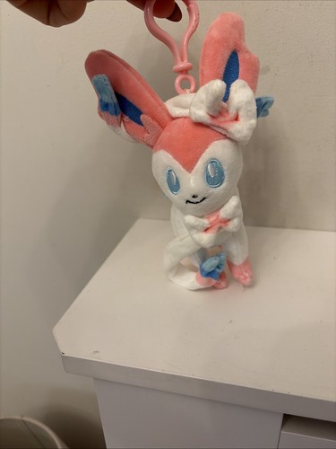 Official pokémon sylveon - pokémon,