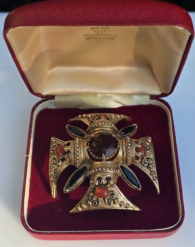 Maltese cross pendant - pendant, vintage