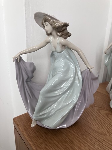 Lladro lady blowing the - lady,