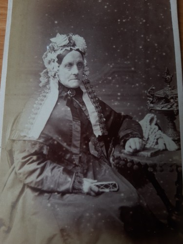 Cdv old woman - old, bonnet