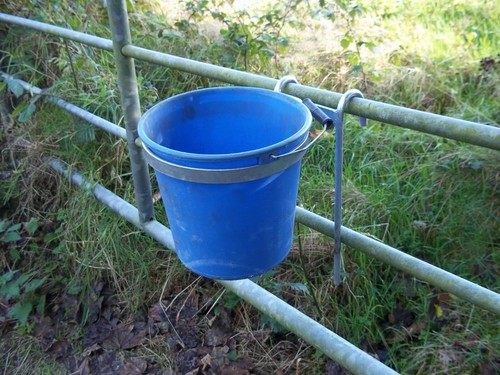 Livestock bucket holder - 8.5",