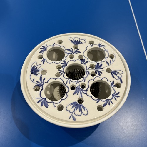 Blue white past times flower - &,
