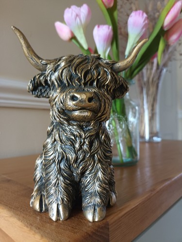 Highland cow sitting - cow, bronze