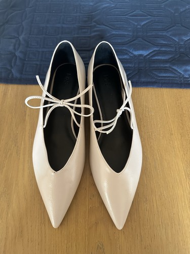 Beige leather point toe - s,