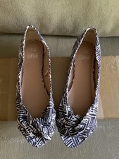 flat womans patterned shoes  size 8