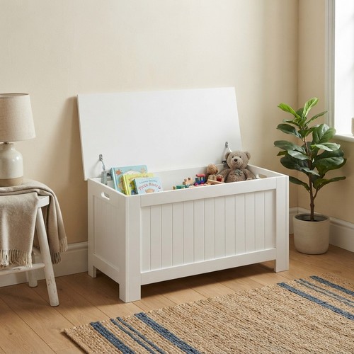Spacious white blanket box - blanket,