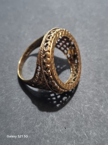9ct yellow gold full sovereign - 9ct,