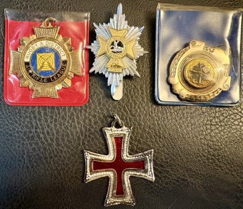 Set various enamel badges - set,