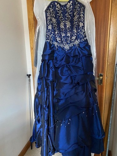 Stunning formal prom - gown, size
