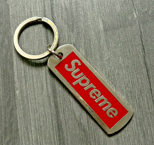 Red supreme 2013 metal tag - red,