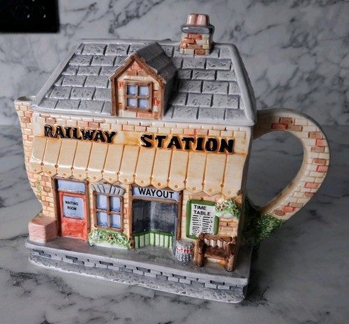 Ceramic novelty teapot - novelty,