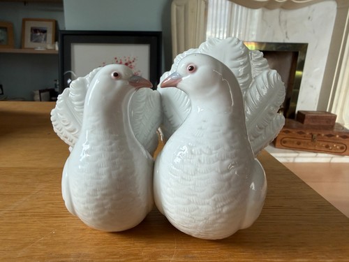 Rare lladro pair kissing - rare,
