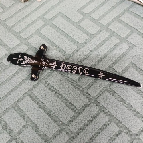 Sword shaped hair - sword-shaped,