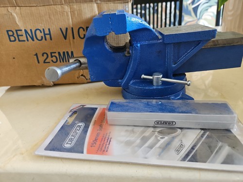 Bench vice 125mm and draper - and,