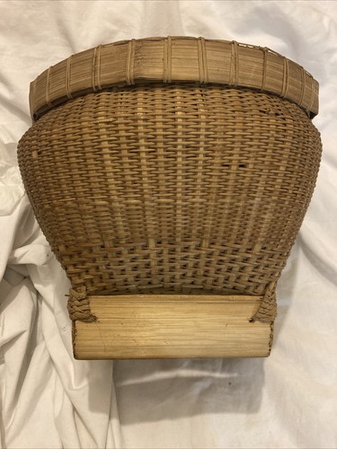 Storage basket with lid hand