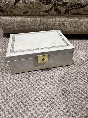 Vintage cream jewellery box - cream,
