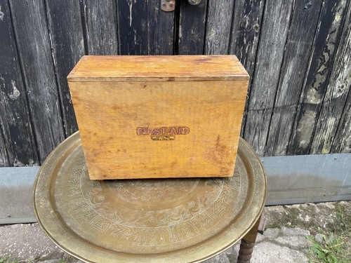 Vintage wooden first aid wall - first,