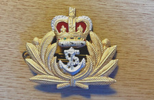 ORIGINAL QEII ROYAL NAVY OFFICERS BERET CAP BADGE MILITARY GILT AND ENAMEL