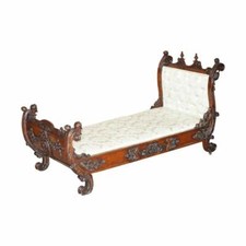 EXCEPTIONAL 19TH CENTURY HAND CARVED ITALIAN WALNUT DAY BED CHERUB PUTTI'S ANGEL