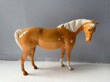 Beswick Palomino Mare Facing Right with Head Down - Model No. 1812