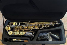 Elkhart Series II BLACK Alto Saxophone in case with Yamaha Mouthpiece Lig & Cap