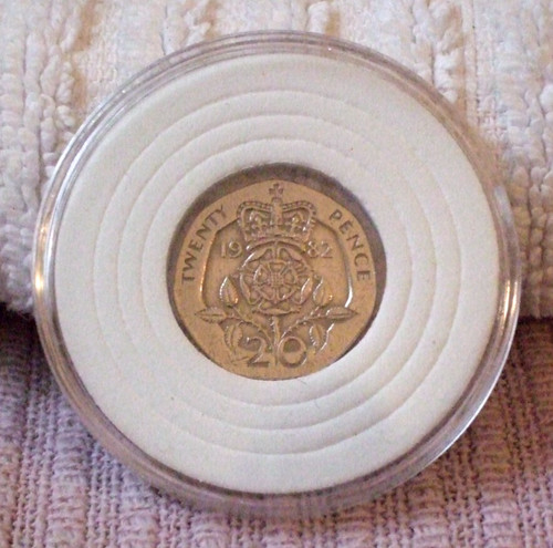 Elizabeth 20p coin 20 - ii,