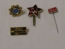 ASSORTED METAL PIN BADGES.