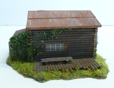 TT gauge small log cabin / hut / workshop with rusty weathered roof    TT120