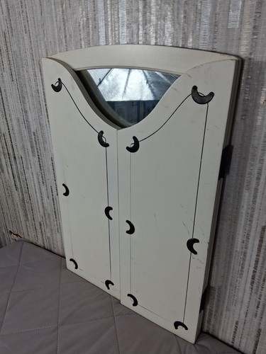 White wooden tri fold - white,