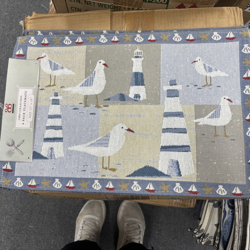 Set tapestry place mats - of,