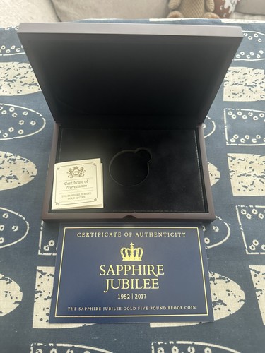 Qe11 platinum jubilee coin - jubilee, £5