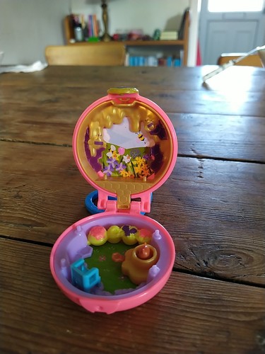 Polly pocket beekeeper hideout - pocket,