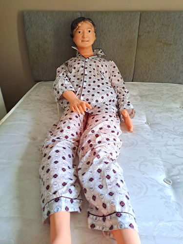 Adult female full body - full,