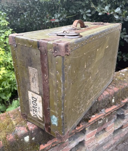 Vintage green travel trunk - travel, /