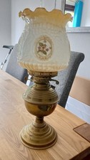 Antique brass coloured paraffin/oil lamp in good condition 