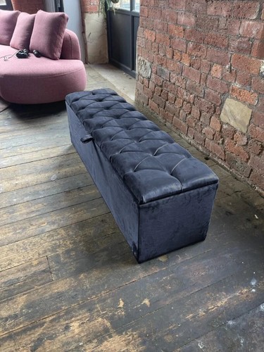 Black chesterfield window - chesterfield, bay
