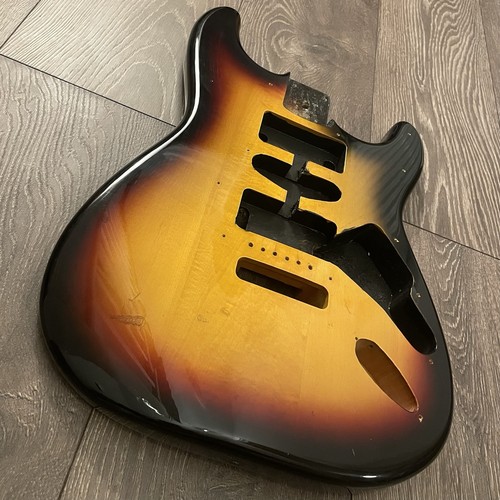 Squier fender 2004 strat - by,